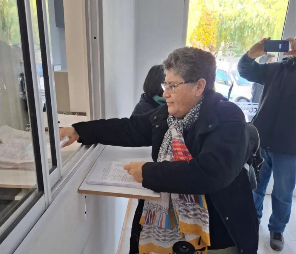 Silvina Cantero, una docente jubilada presentó las firmas. Foto Gentileza FM Líder
