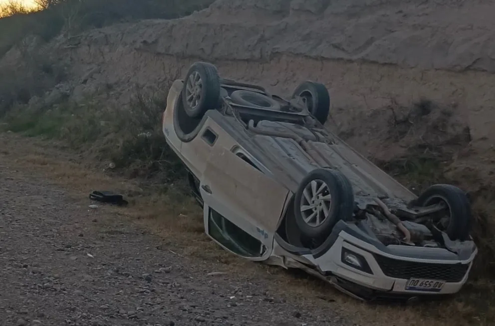 La camioneta terminó volcada sobre la banquina. 