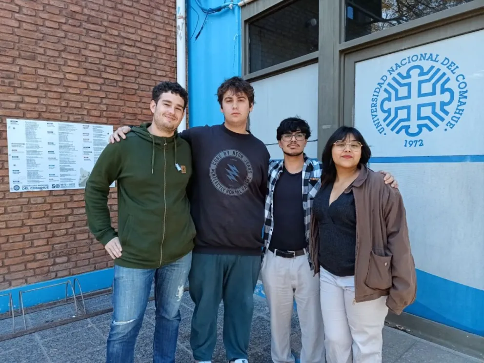 Ezequiel, Agustín, Mauricio y Camila son parte de este equipo estudiantil que apuesta a un proyecto autogestivo de prácticas profesionalizantes. (Foto: ANRoca)