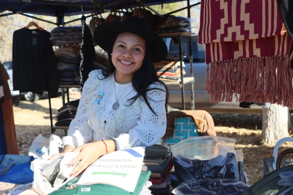Vestir prendas de gaucho o tradicionales ya no es sólo parte de la indumentaria para un acto escolar, ahora también se suma a las preferencias de vestimenta de vecinos de distintas edades. (Foto: Tania Domenicucci-ANR)