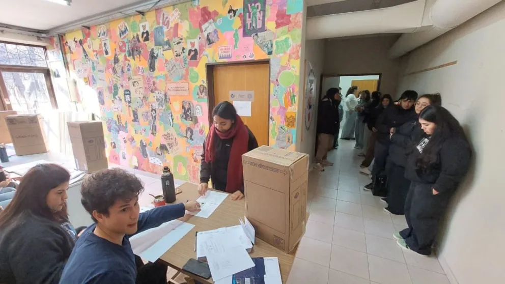 La Facultad de Lenguas de Roca inició este lunes las elecciones para renovar autoridades en la UNCo. Foto Tania Domenicucci-ANR