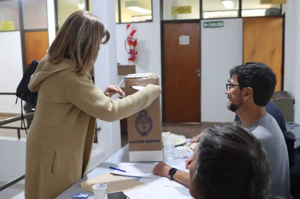 Docentes, no docentes, estudiantes y graduados participan de la elección directa de las nuevas autoridades universitarias. (Foto: Tania Domenicucci. ANRoca)
