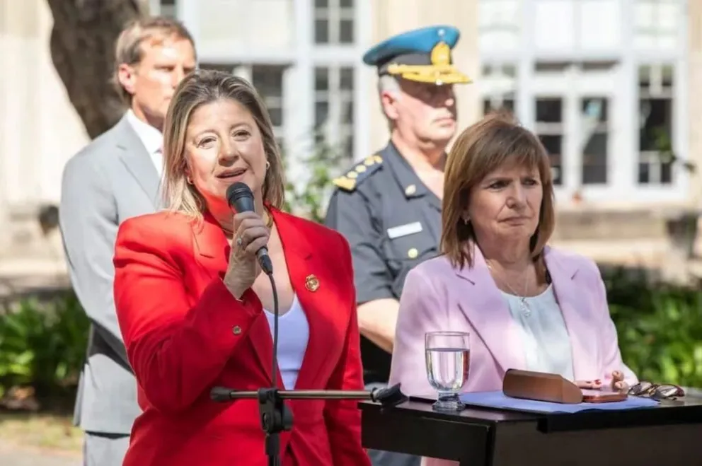 Alejandra Monteoliva junto a Patricia Bullrich.