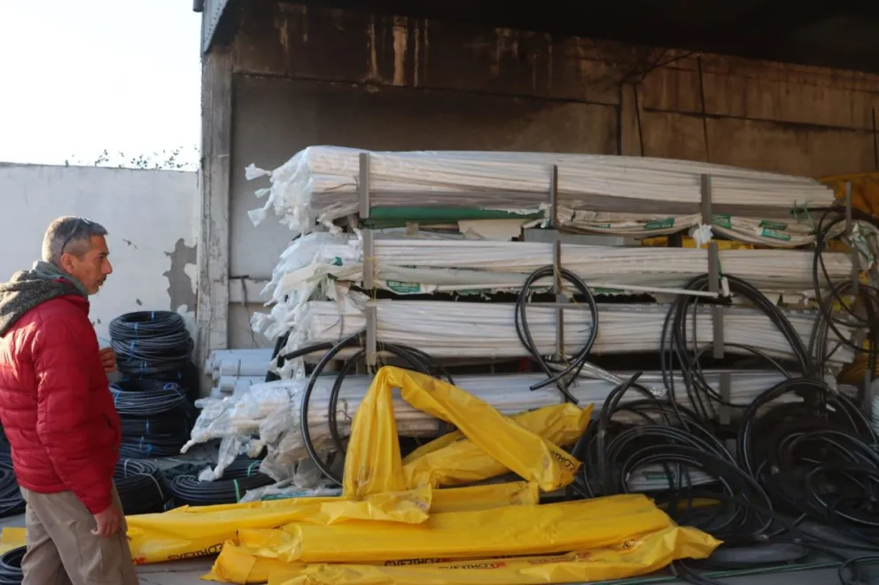 Desde la ferretería Juan y Luis recomendaron proteger las cañerías antes de las heladas intensas y revisar los artefactos de calefacción para prevenir accidentes con monóxido de carbono. Foto Tania Domenicucci-ANR