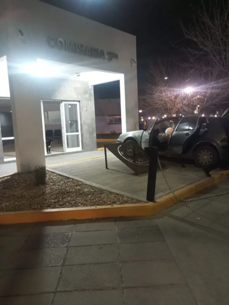 El Volkswagen Golf terminó incrustado contra el cartel ubicado frente a la Comisaría 3° de Roca. Foto: gentileza
