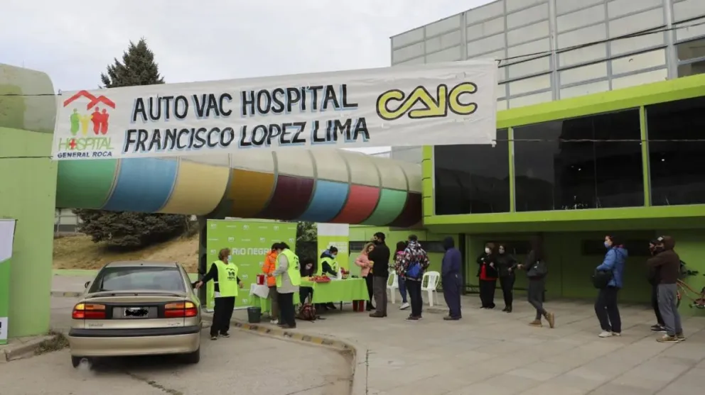 Las personas que circulen en auto podrán vacunarse sin tener que bajarse. Foto: archivo