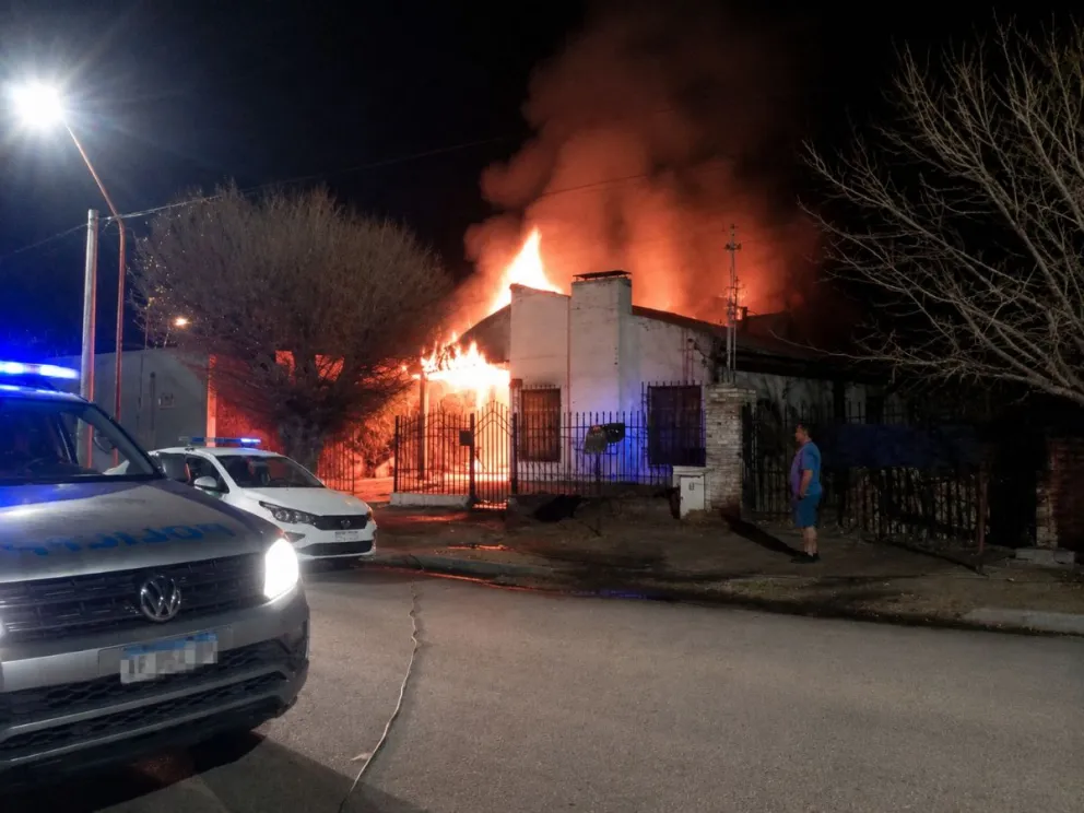 La casa fue incendiada minutos antes de que su propietario chocara el frente de la Comisaría 3° y terminara detenido en pleno centro de Roca. Foto: gentileza.