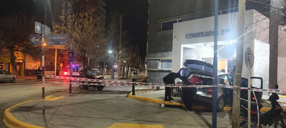 El Golf termin&oacute; sobre la vereda y provoc&oacute; da&ntilde;os en el frente de la Comisar&iacute;a 3&deg;, en pleno centro de Roca. Foto: gentileza.