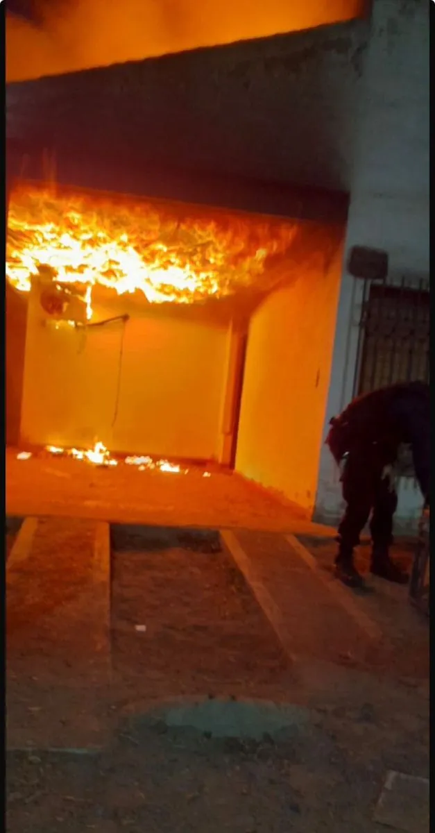 La Polic&iacute;a y los Bomberos trabajaron en la casa del hombre que minutos despu&eacute;s choc&oacute; el frente de la Comisar&iacute;a 3&deg; de Roca. Foto: gentileza.