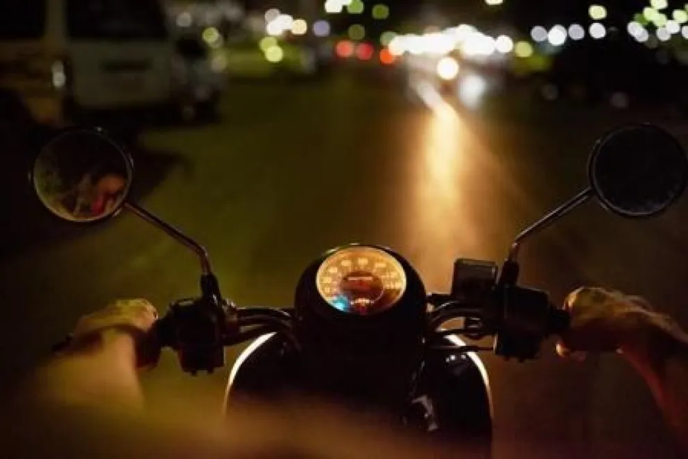 El motociclista sufrió graves lesiones luego de caer a un canal en una zona sin iluminación ni señalización, según determinó la Justicia. Foto: ilustrativa.