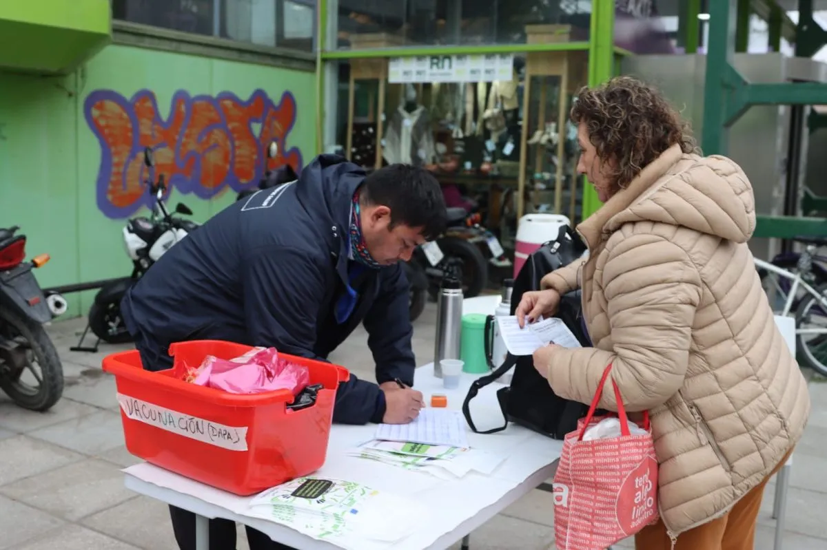 Vecinos y vecinas de la ciudad se acercaron a completar el Calendario Nacional de Vacunaci&oacute;n. Foto: Tania Domenicucci
