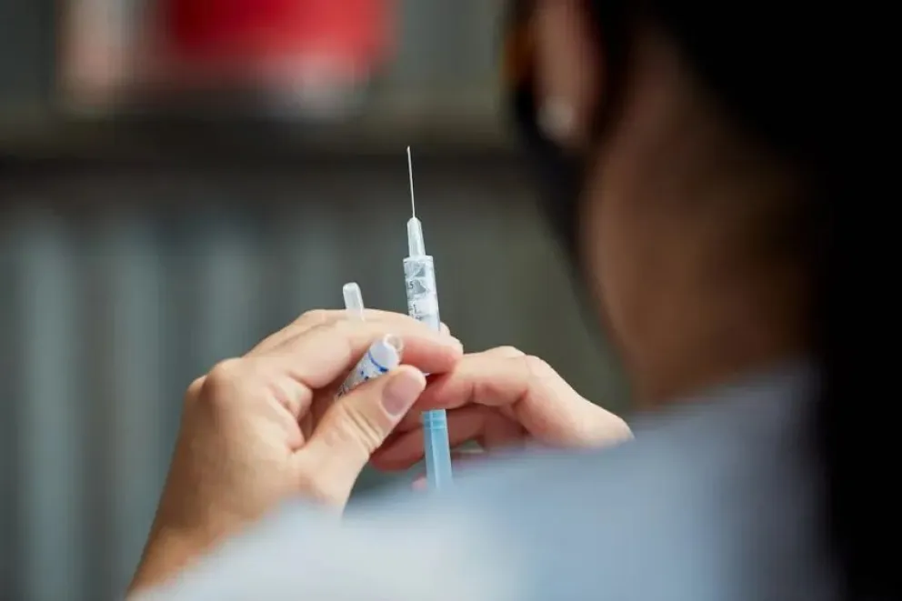 La especialista en infectología explica que una vacuna no sólo protege a quien se la aplica, sino a las personas que directa e indirectamente forman parte de su entorno social. (Foto: Web)