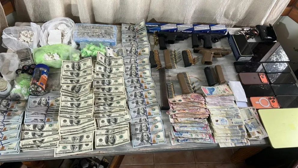 En los allanamientos también se incautaron grandes sumas de dinero en pesos, dólares y euros. 