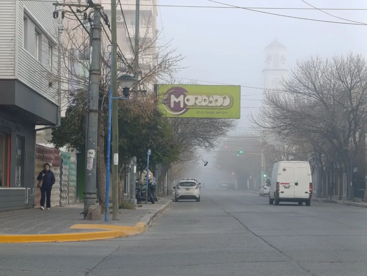 La densa niebla tambi&eacute;n se hizo notar en el casco c&eacute;ntrico de Roca. Foto: Tania Domenicucci