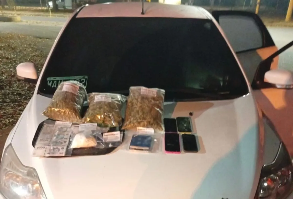 En el veh&iacute;culo viajaban dos personas que quedaron detenidas. 