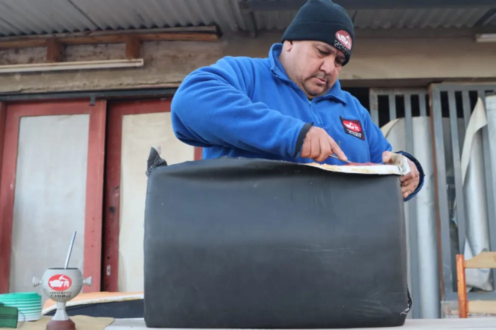 José Luis a veces trabaja en la vereda de su casa donde ha ganado muchos clientes. Fotos Tania Domenicucci