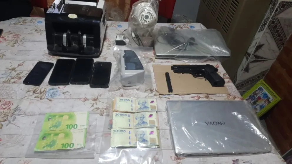 El accionar coordinado de las fuerzas de seguridad permitió secuestrar dinero, armas y teléfonos de los lugares allanados. (Foto: gentileza)