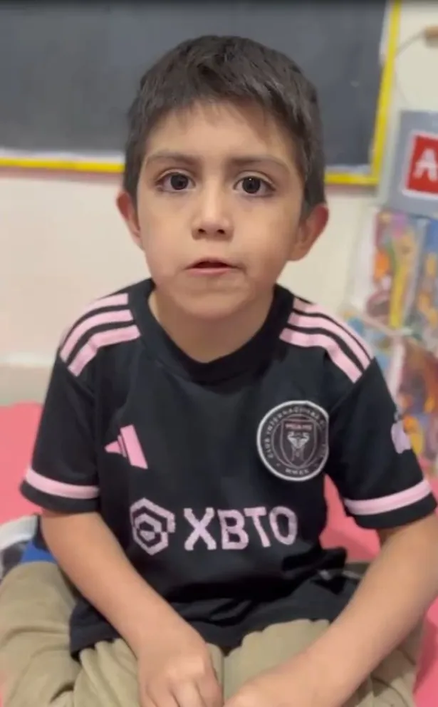 Docentes, familias y vecinos de Cervantes impulsan una campaña solidaria para ayudar a Máximo a acceder al tratamiento que necesita para mejorar su movilidad. Foto gentileza.
