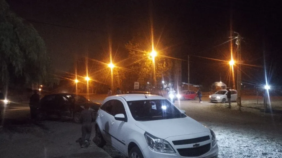La noche del domingo y cansados de los ataques, varios vecinos se reunieron para poner freno a los niños que arrojan piedras contra los vehículos que circulan por calle Panamá. Foto gentileza