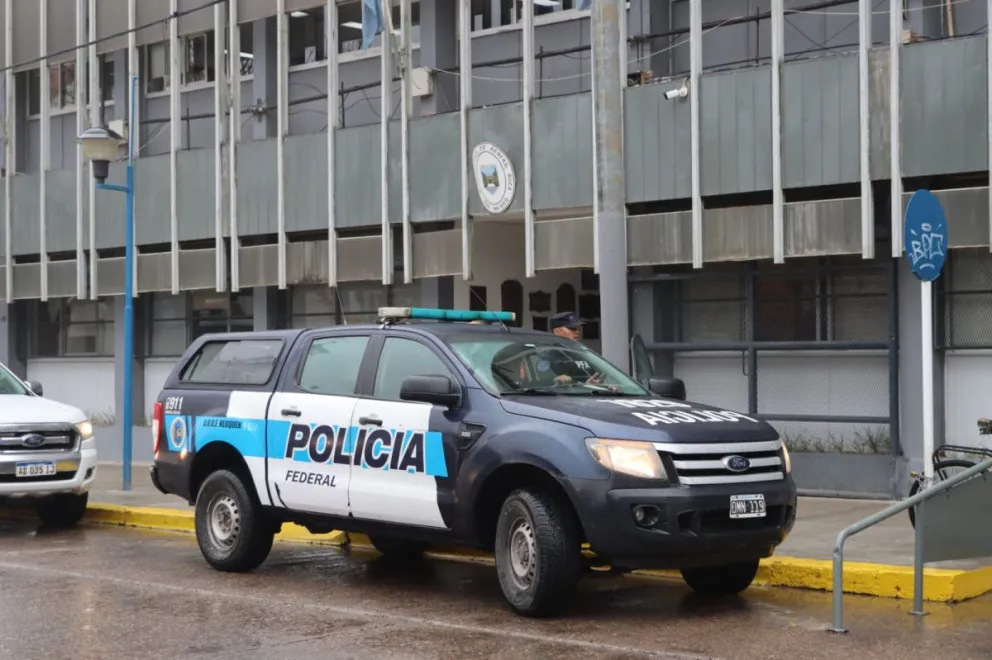 La presencia de una camioneta de la Policía Federal frente al Municipio llamó la atención de quienes pasaban por el lugar. Foto: Tania Domenicucci
