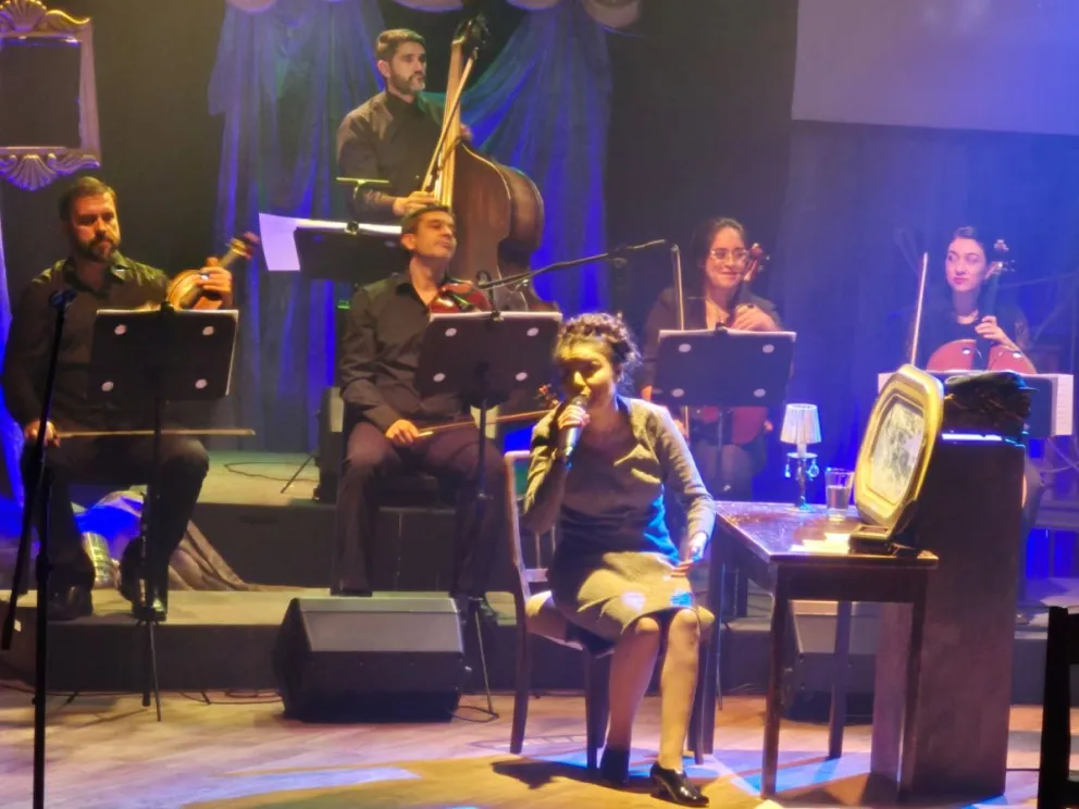 Malén Marileo Hernández asumió el desafío de interpretar a Edith Piaf durante toda la obra, sosteniendo tanto la voz como la construcción del personaje. Foto: gentileza