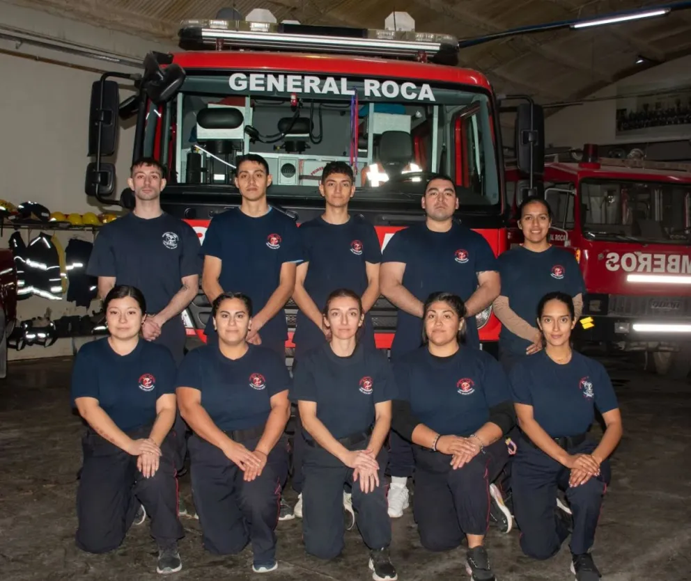Tras casi un año de capacitación, diez aspirantes se incorporarán oficialmente al Cuerpo Activo de Bomberos Voluntarios de Roca. Foto: Bomberos Voluntarios de Roca.