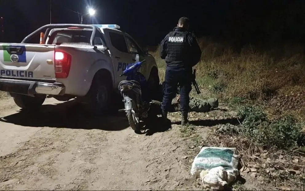 El hombre de 34 años fue interceptado mientras llevaba 13 pollos vivos en una moto. (Foto: gentileza)
