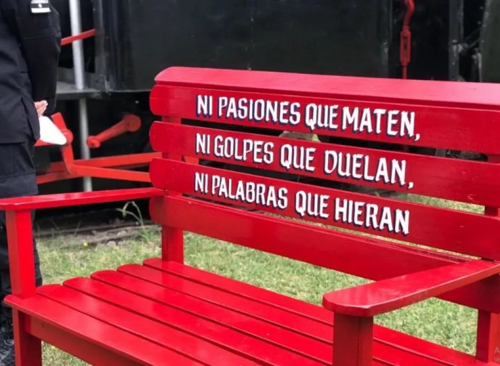 Los tres bancos rojos serán distribuidos en distintos centros de salud de la ciudad. (Foto: web)