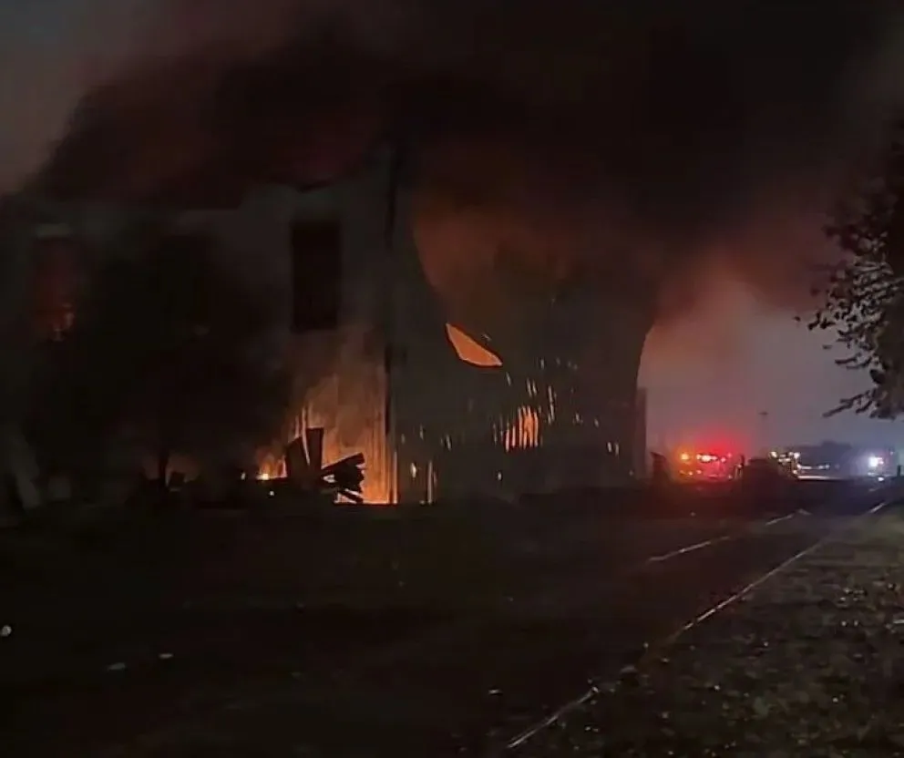 Varias dotaciones de bomberos trabajan en el lugar. Edersa procedió a realizar un corte preventivo que afecta a la zona sur de la ciudad. Foto: gentileza.