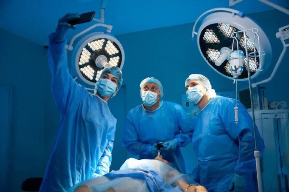 El proyecto busca fijar límites para el uso de teléfonos celulares dentro de los quirófanos y otras áreas quirúrgicas de hospitales y clínicas de Río Negro. Foto: ilustrativa