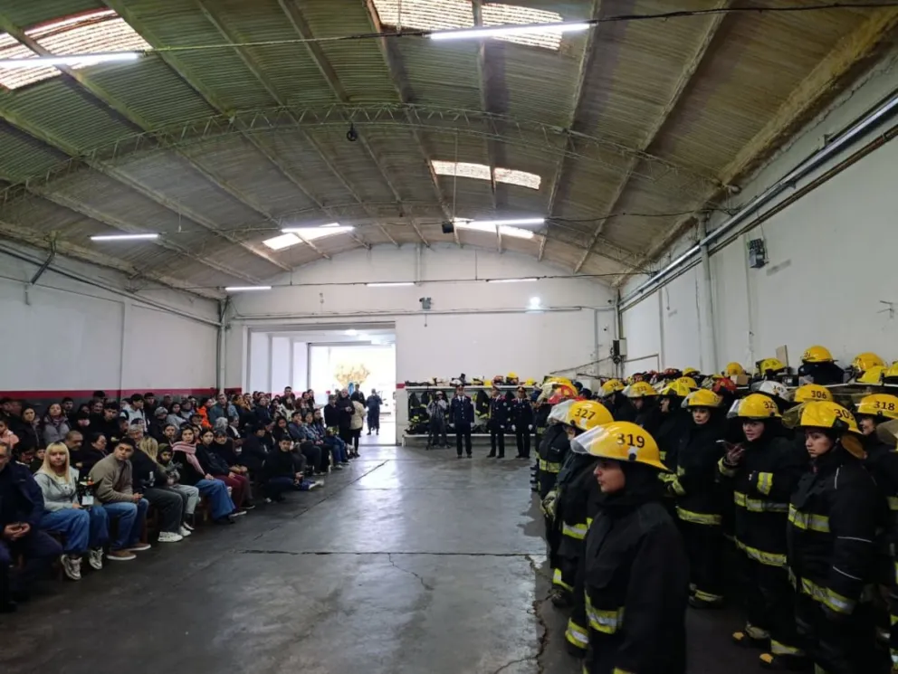 Esta mañana se realizó el acto oficial en el cuartel central de Bomberos Voluntarios. Foto: Tania Domenicucci