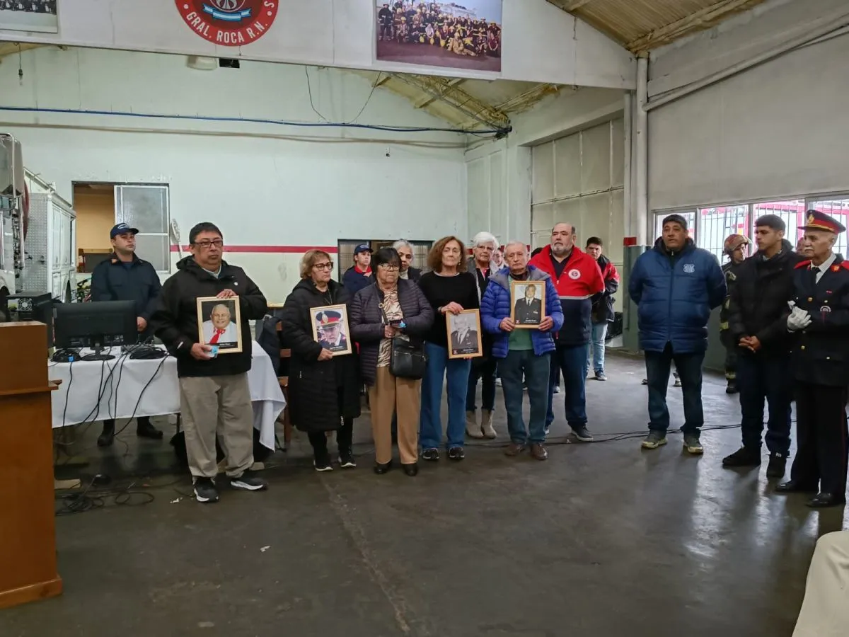 Familiares de bomberos fallecidos hicieron entrega de sus fotos. Foto: ANRoca