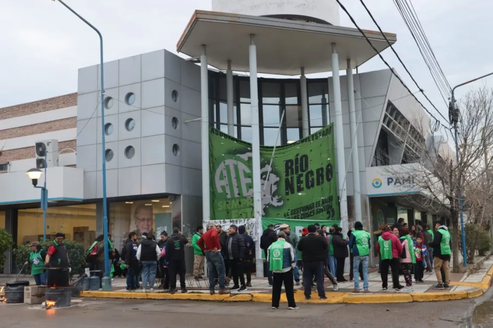 El gremio continuará con la protesta hasta el mediodía, en calle Belgrano y 9 de Julio. Foto: Tania Domenicucci - ANR