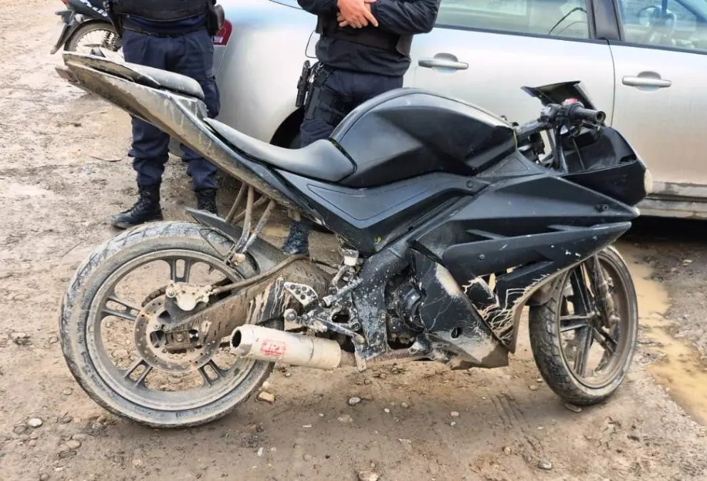 La policía sigue investigando cómo la moto llegó a Roca. Foto gentileza 