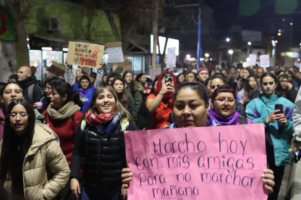 Con diferentes consignas contra la violencia de género, cientos de personas se movilizaron pro al calle avenida Roca. Fotos Tania Domenicucci