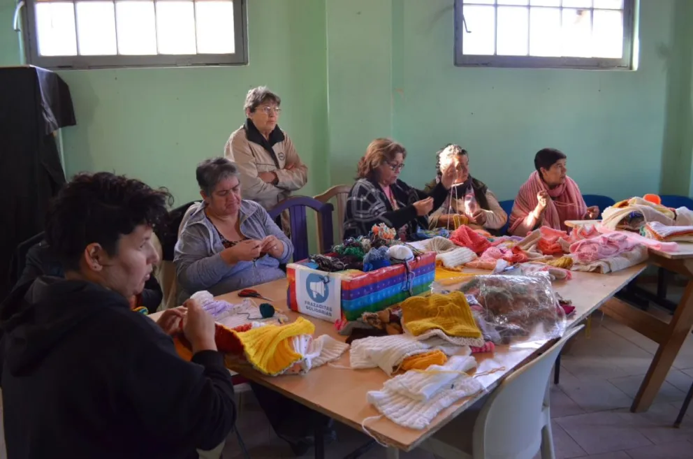 Son 10 mujeres que se han encontrado en un mismo lugar para tejer, escucharse y brindar una mano a quien lo necesita. Foto: Fería del Andén
