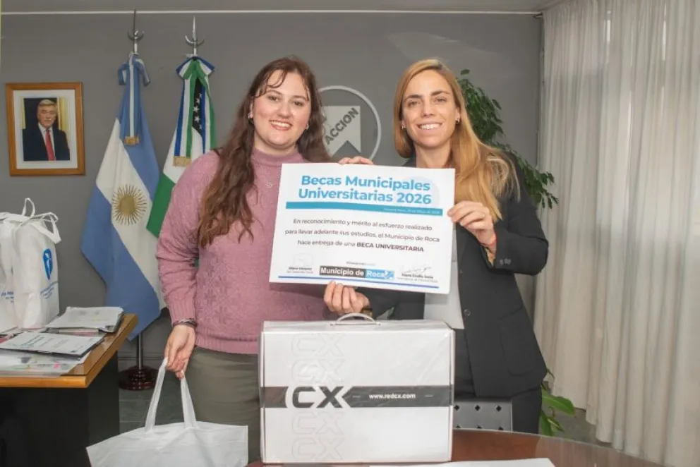 Lucía Morón fue reconocida por obtener el mejor promedio entre todos los estudiantes universitarios que recibieron becas municipales este año. Foto: Municipio de Roca.