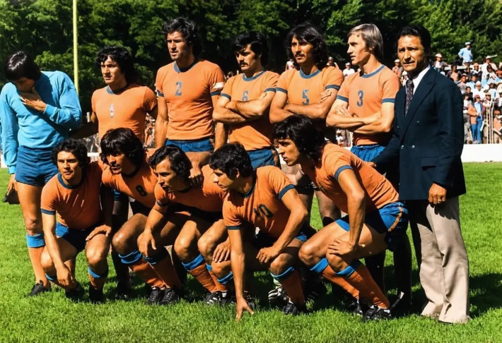 Al lado del equipo, con corbata, pantalón de vestir y saco, como lo demandaba la época, el "Nene" Sanfilippo llevó alegría a un recientemente nacido club naranja. (Foto: gentileza)