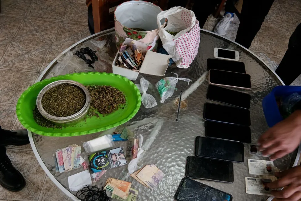 Los allanamientos permitieron secuestrar celulares, municiones y sustancias que serán analizadas para determinar si tienen relación con el robo investigado. Foto: Policía de Río Negro.