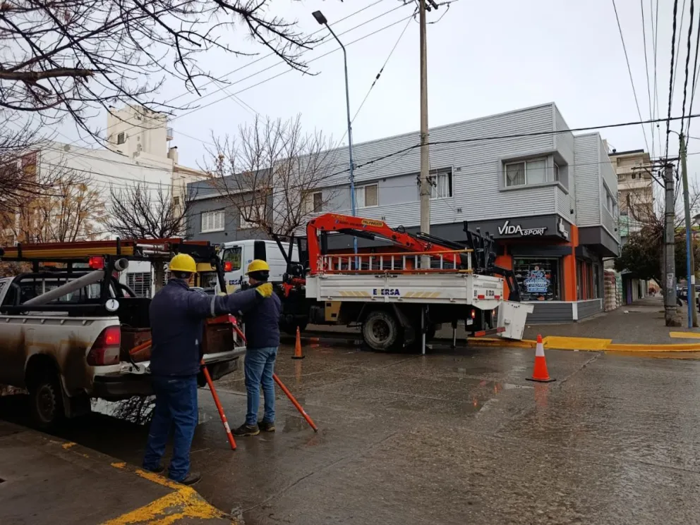 Operarios de Edersa se encuentran trabajando en la falla sobre calle Belgrano. Foto: Tania Domenicucci