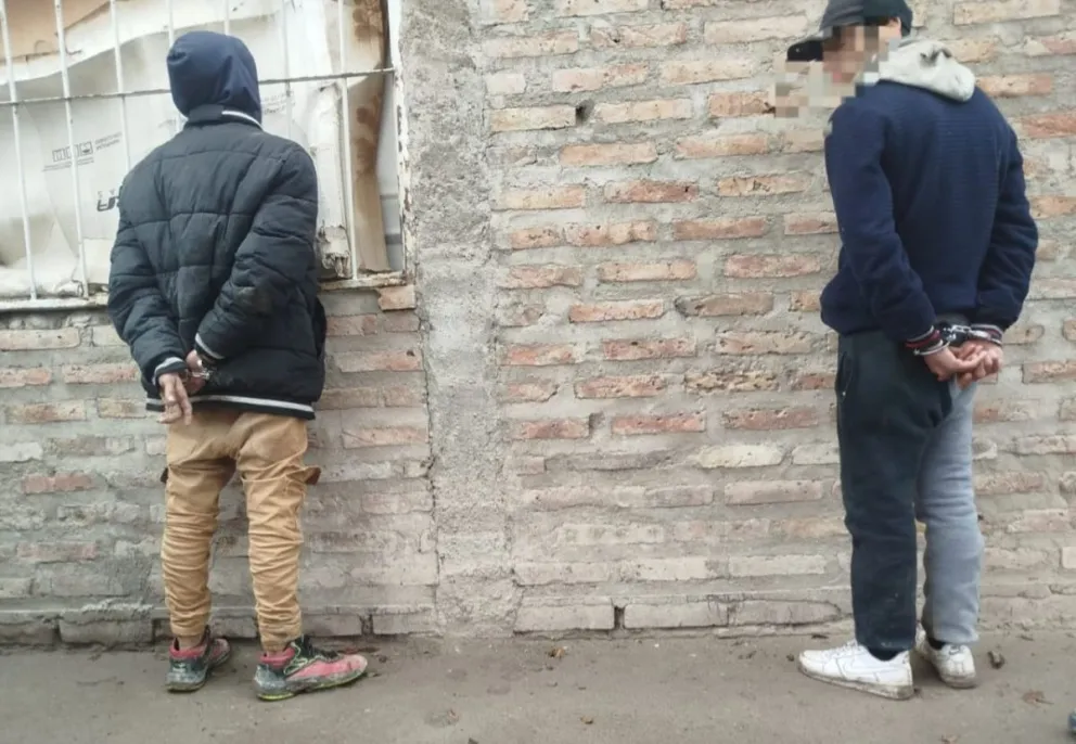 Ambos caminanban por la zona norte de Roca cuando fueron vistos por vecinos. Foto: Policía de Río Negro
