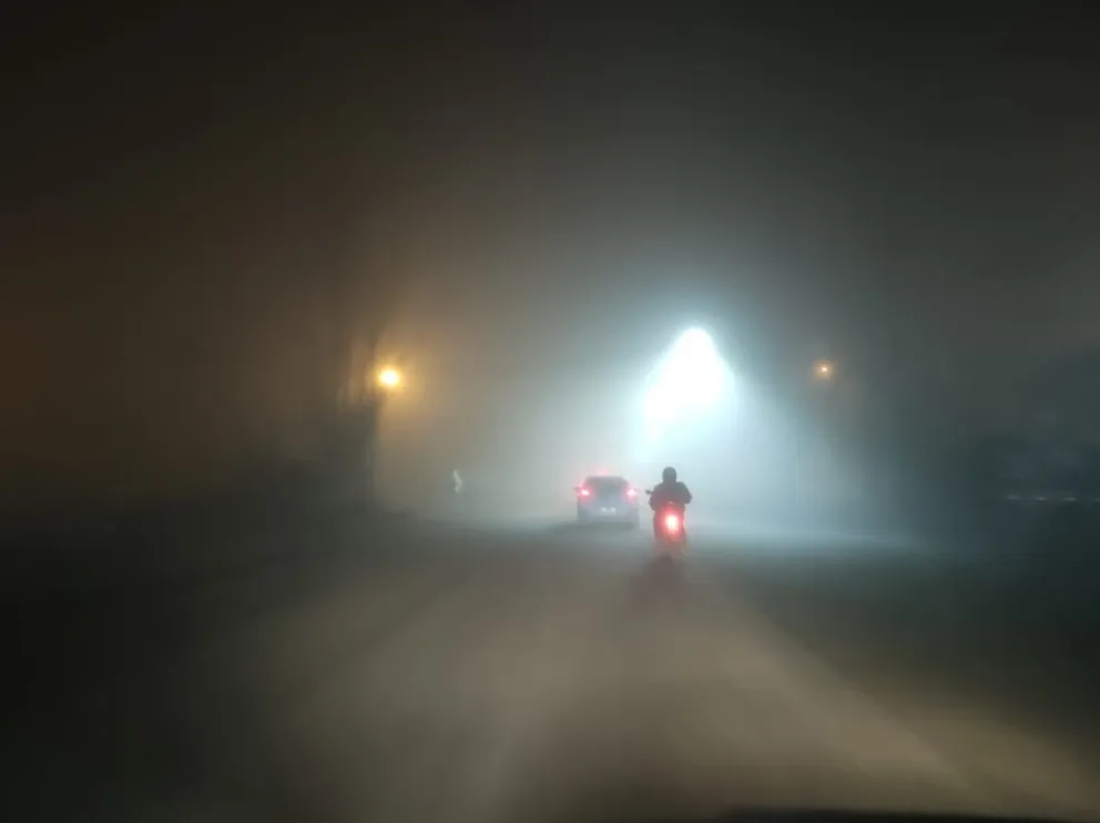La baja visibilidad obligó a extremar los cuidados al circular por rutas y accesos de la región. Foto: ANR