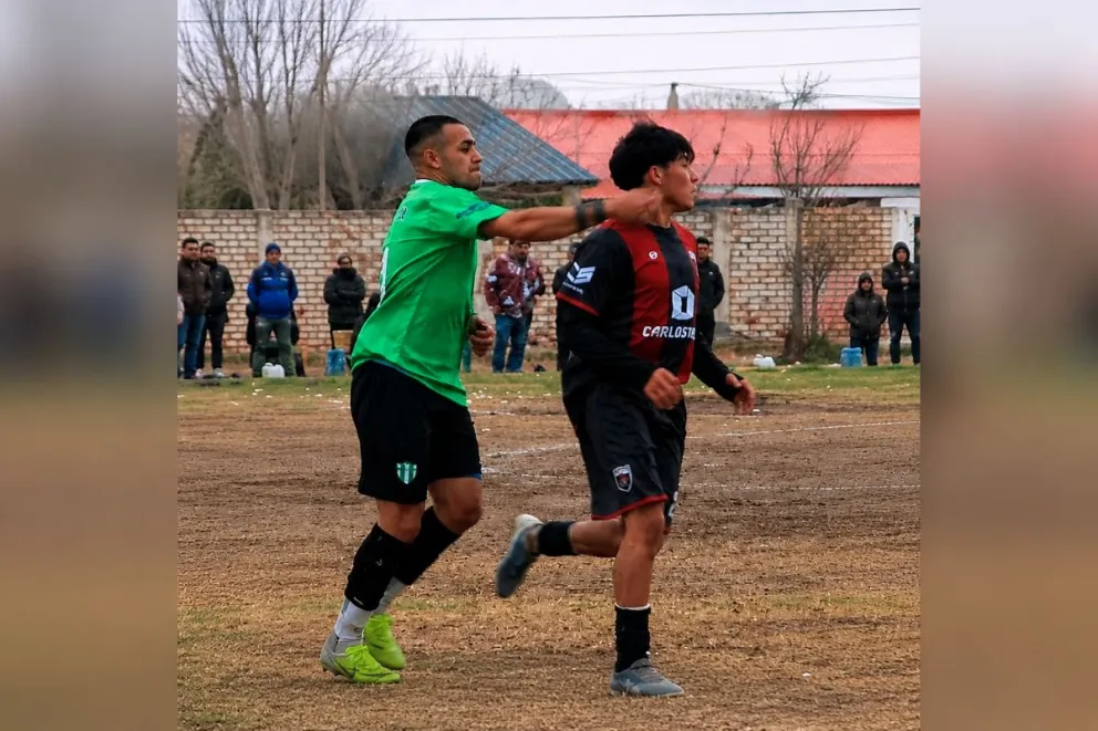La agresión ocurrió cuando el juego estaba detenido y terminó con Maicol Cañete inconsciente dentro de la cancha. Foto: captura video