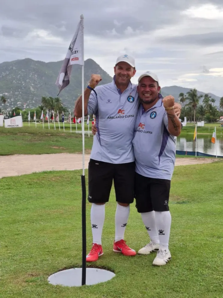 Sebastián Muñoz y Alejandro López integraron el seleccionado argentino Senior que se consagró bicampeón mundial de Footgolf en México. Foto gentileza
