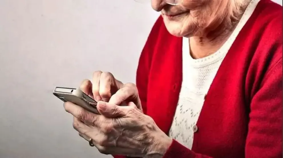Las estafas y uso indebido de dinero o tarjetas de personas mayores no sólo provienen de canales virtuales, sino a veces de los ámbitos familiares. (Foto: web)