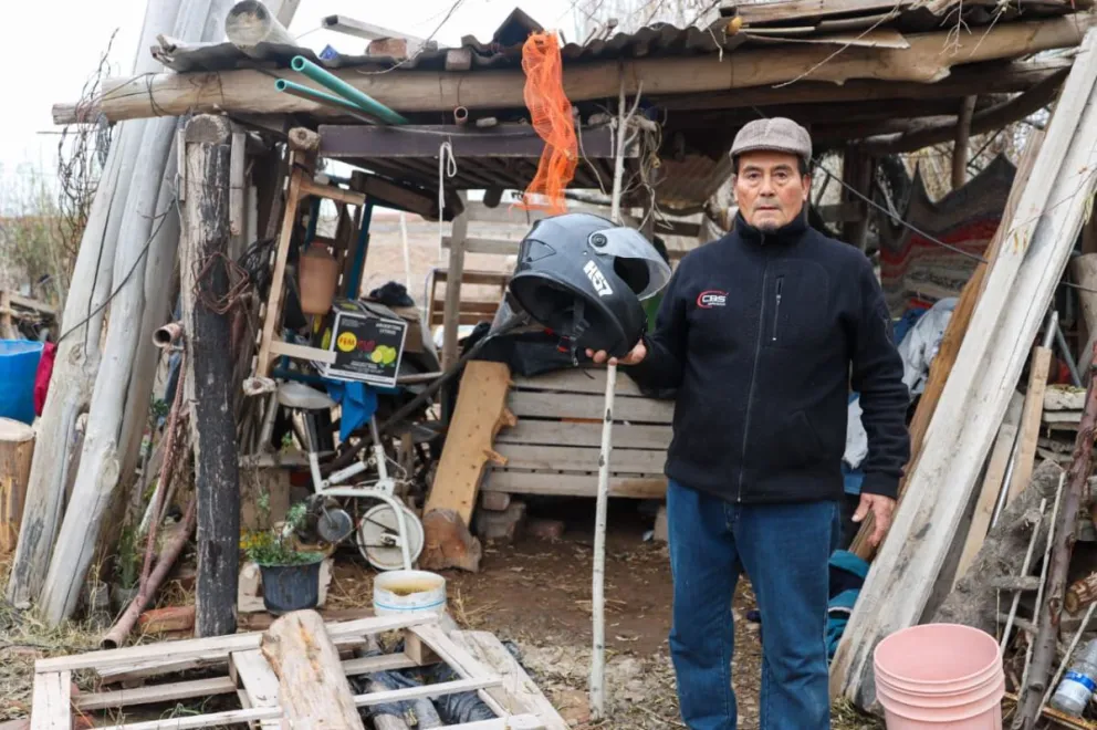 Federico mostró el lugar de donde fue sustraída la motocicleta que utilizaba a diario para trasladarse a sus trabajos de albañilería. Foto Tania Domenicucci-ANR