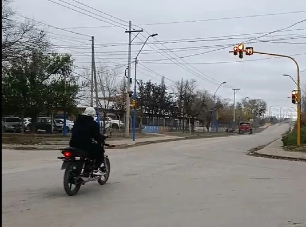 En un video realizado por ANR, varias motos decidieron cruzar en rojo el cruce de Felix Heredia y Villegas.. Foto Tania Domenicucci-ANR
