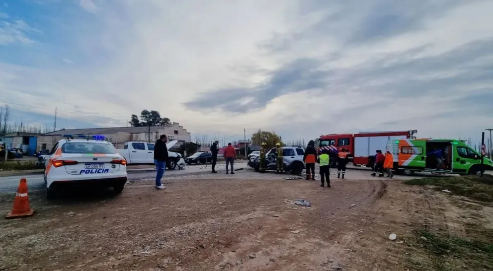 Personal de Bomberos y de la Policía de Tránsito trabajaron en el sector de la Ruta 151. (Foto: gentileza)

