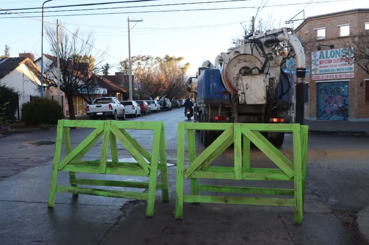 El tr&aacute;nsito fue cortado minutos despu&eacute;s de las 9.30 ante la presencia de maquinaria. Foto: Tania Domenicucci