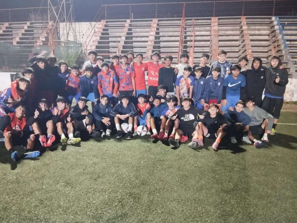 Lautaro junto a sus compañeros del Deportivo Roca en su retorno a los entrenamientos. Foto: Club Deportivo Roca